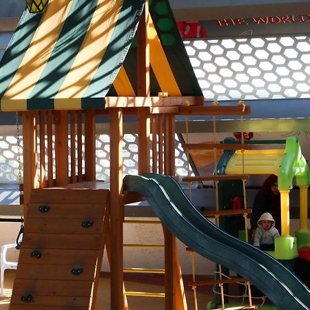 Steigenberger Residence โดฮา ภายนอก รูปภาพ A playground in a shopping mall