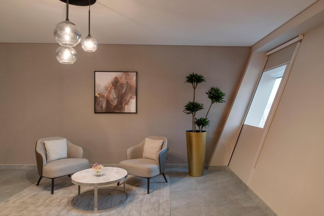 Steigenberger Residence โดฮา ภายนอก รูปภาพ A staged living room